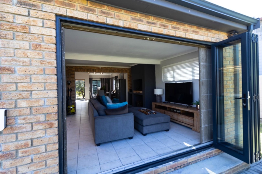 To Let 3 Bedroom Property for Rent in Sandbaai Western Cape